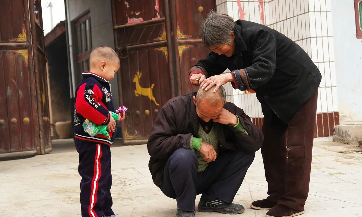 走在大街上，发现许多中老年人，头型都是一个模样，要么是头发刚长出来的平头，要么是