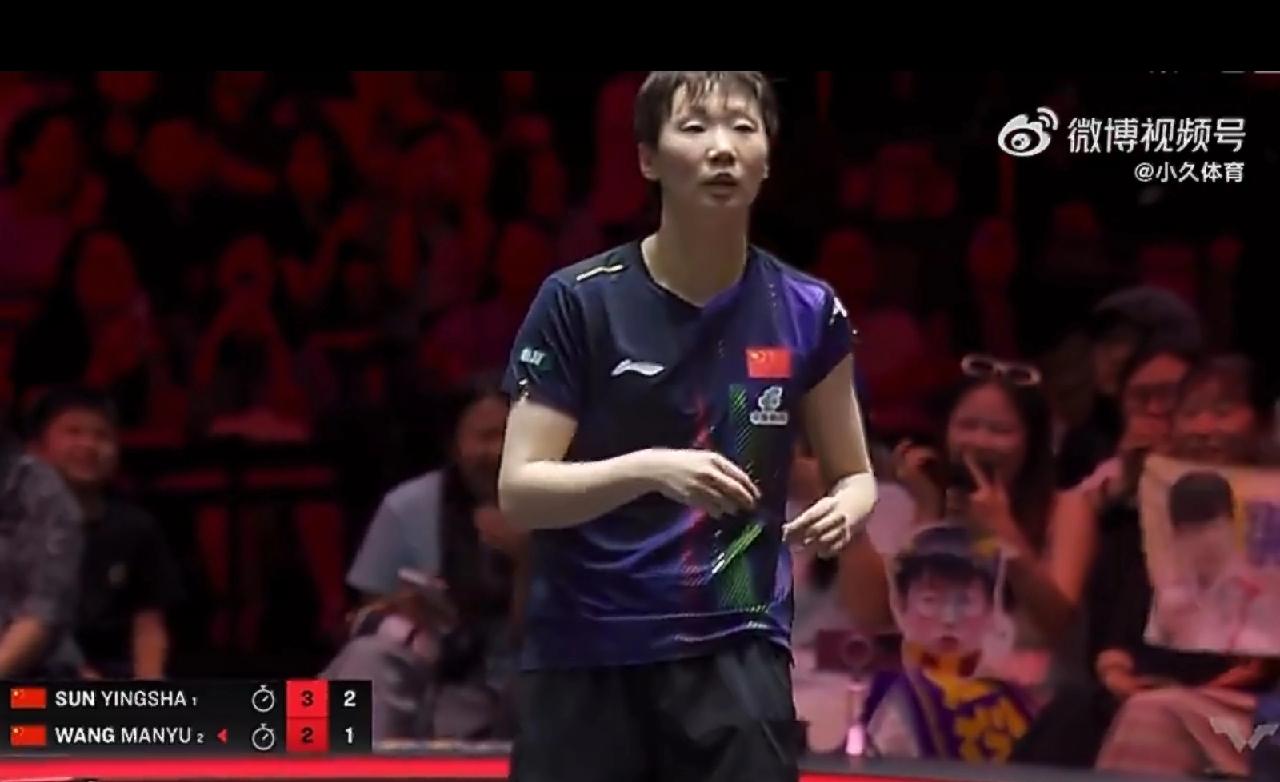 紧张的较量，有趣的插曲！王曼昱与孙颖莎激战到第六局1-2时，王曼昱发现自己的球衣