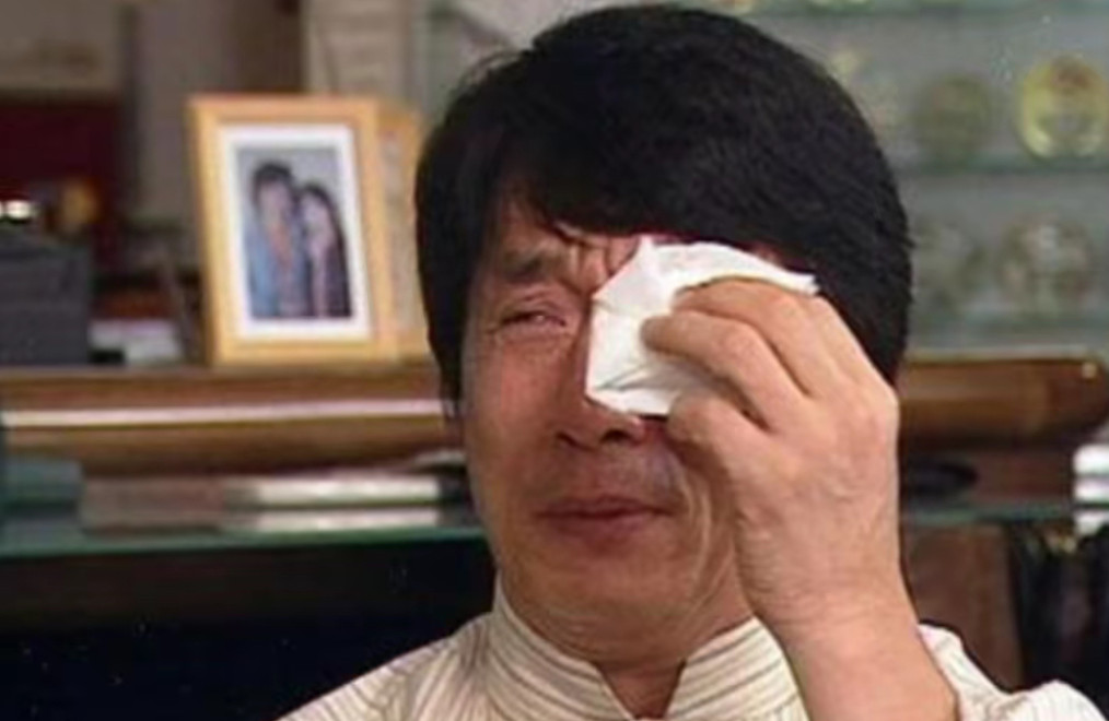 把儿子养废，任由私生女拾荒的成龙，如今终于得到应有的“报应”。71岁的成龙在