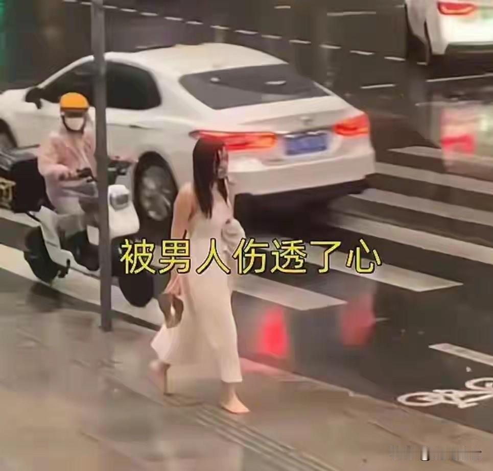 江苏女子订婚前一晚遭男友出轨，光脚雨中狂奔，母亲默默尾随看哭全网江苏苏州一