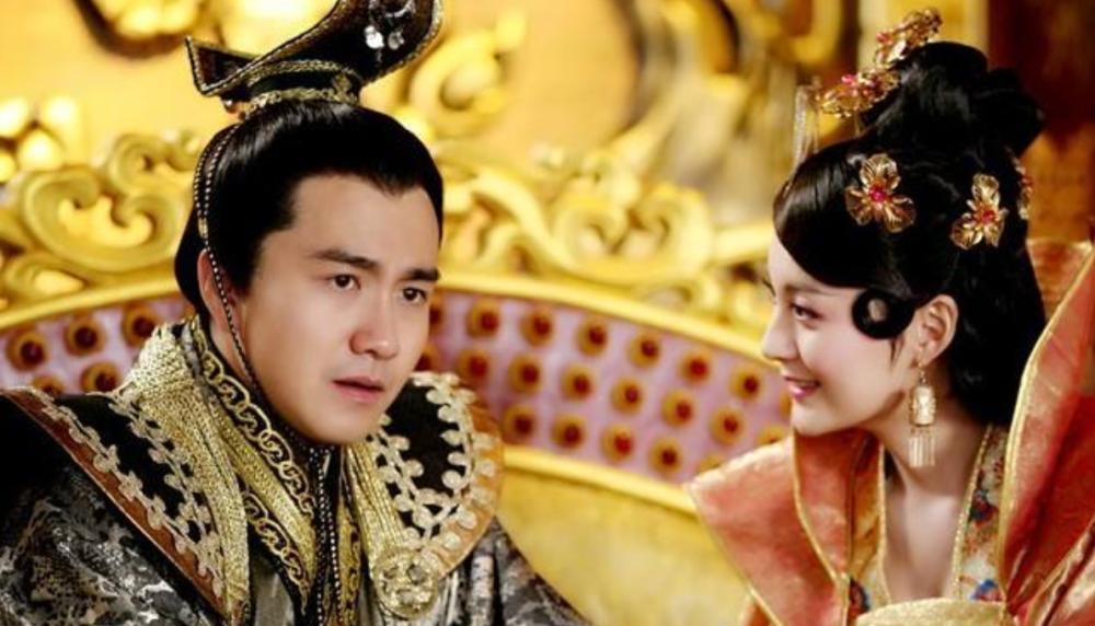 905年，吴王杨行密已装瞎三年，王后朱氏以为他是真瞎了，公然和侍卫调笑，宫女们低