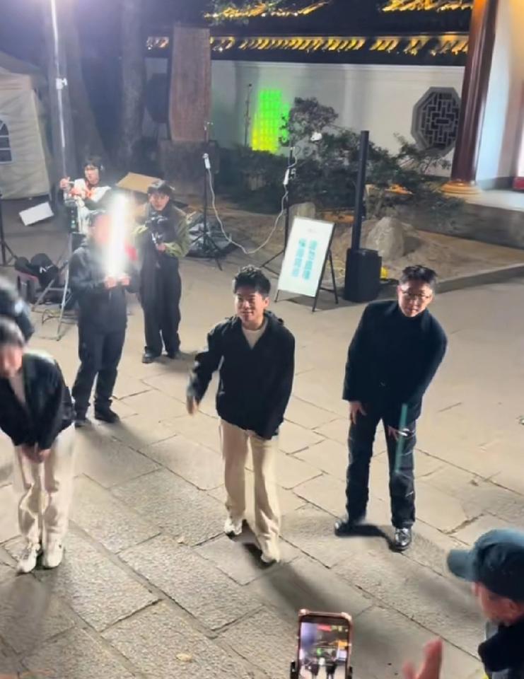 今天凌晨，董宇辉在阅山河福建行武夷山合影时，出现了两个风一样的女子。一个是盼盼，