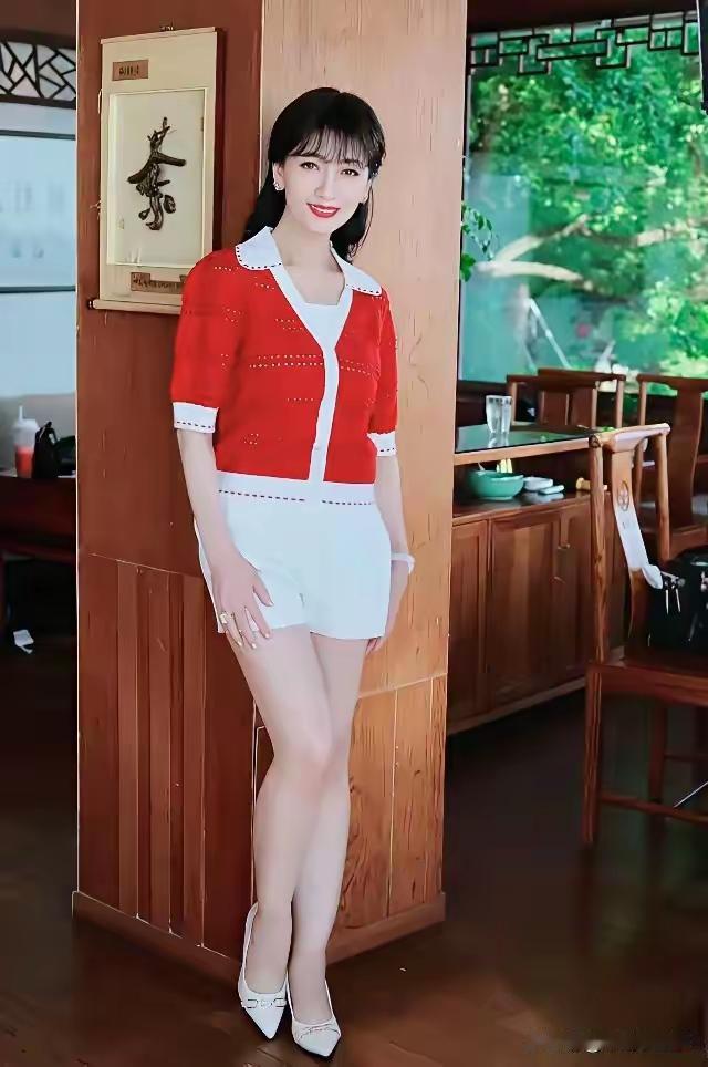 年轻时候的赵雅芝真的太戳人了，《上海滩》里的冯程程梳着麻花辫站在弄堂口，连风都跟