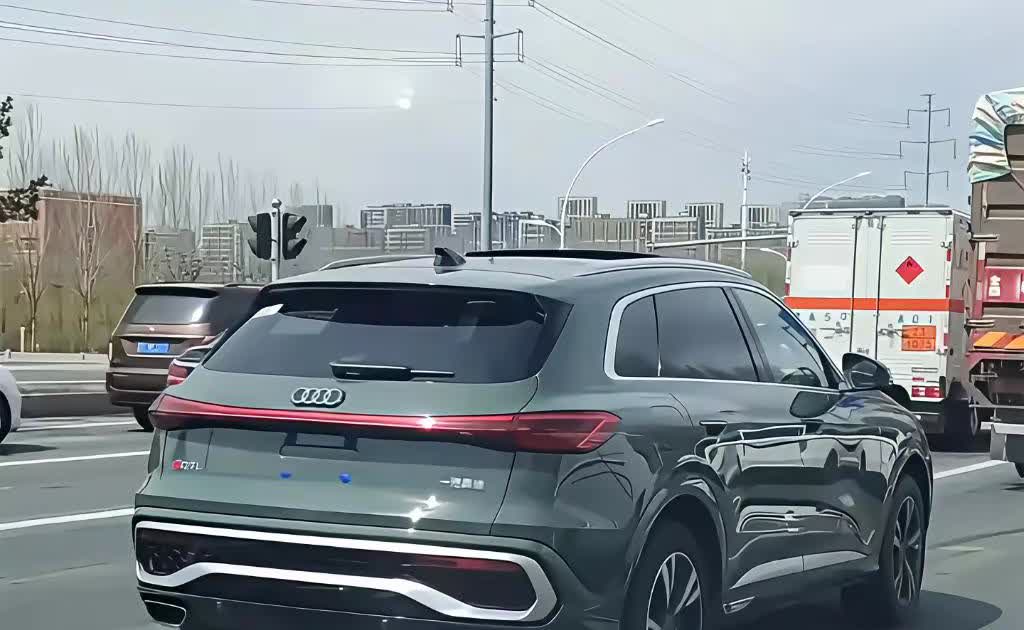 全新奥迪Q5L正式上路了，没想到外观这么帅~！~！新车的升级有很多，除了