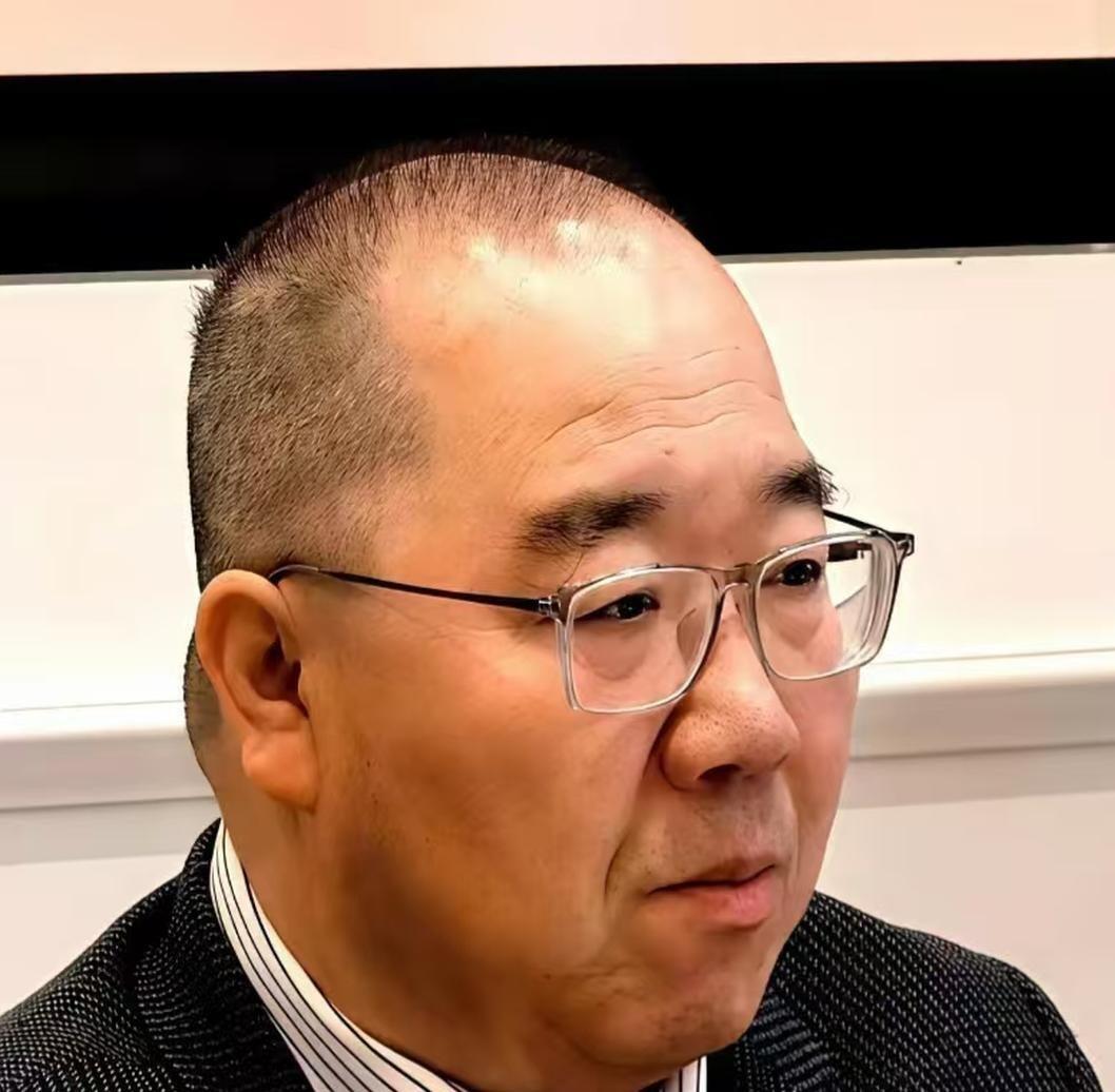 宋丹丹曾在2011年公开发文讲述：巴图7岁时想让英达带他外出被拒，11