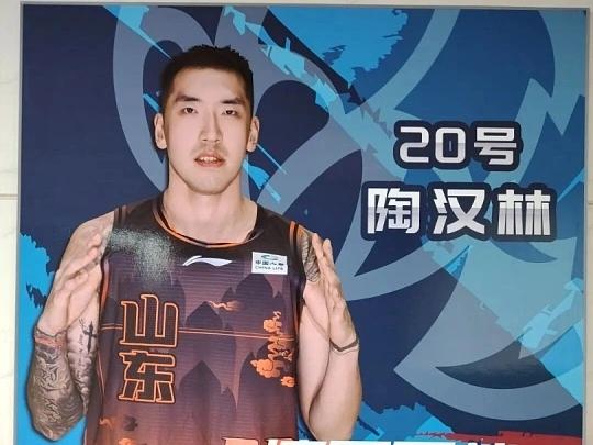 CBA签约消息：据知名篮球自媒体人球圈赵探长报道，山东男篮以一年D类合同续约球队