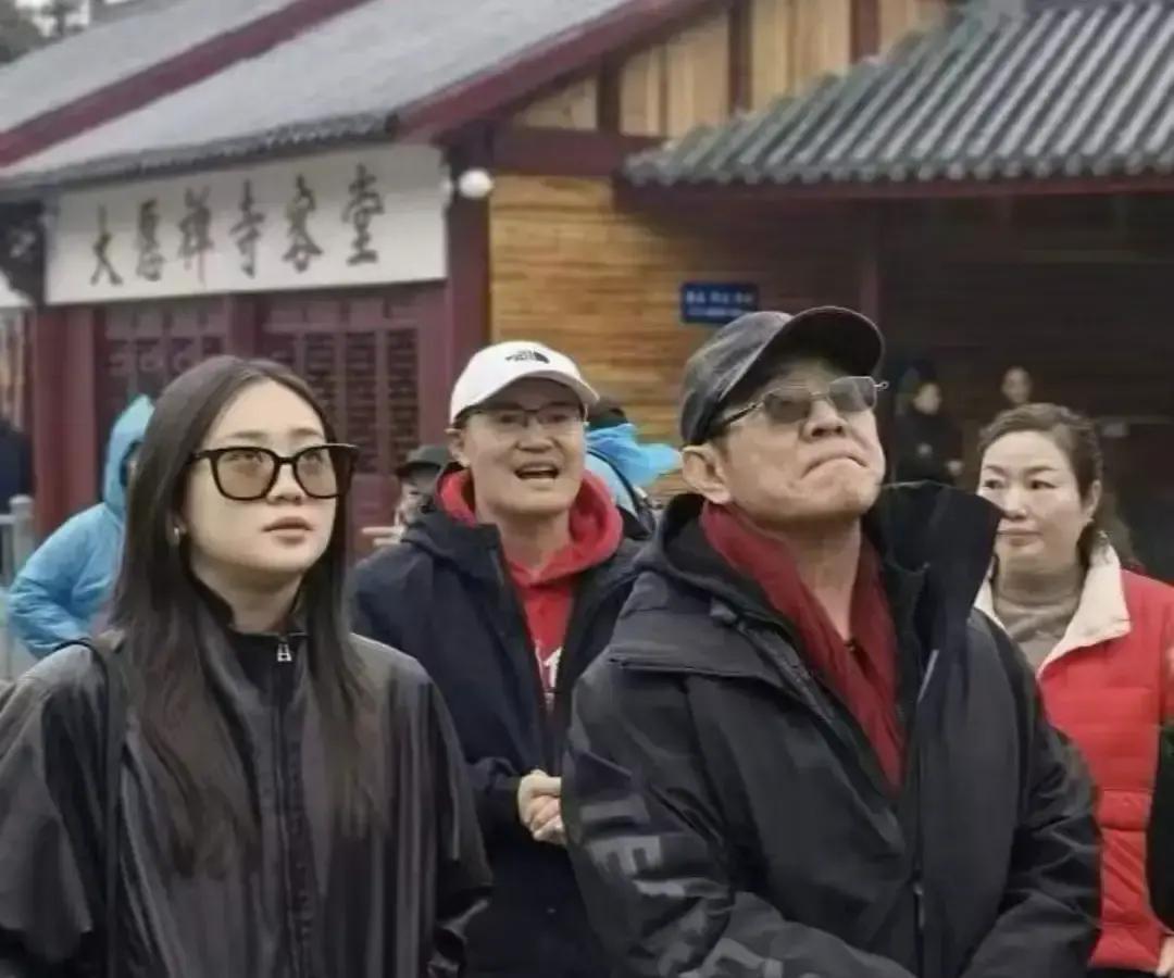 李连杰父女3月中溜到九华山，没保镖开路，自己爬99米大佛。早课抄经供灯一条