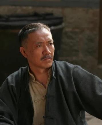 1947年，一地主偷偷放跑了一个革命干部。当还乡团的团丁打算抓捕他时，他却脖子一