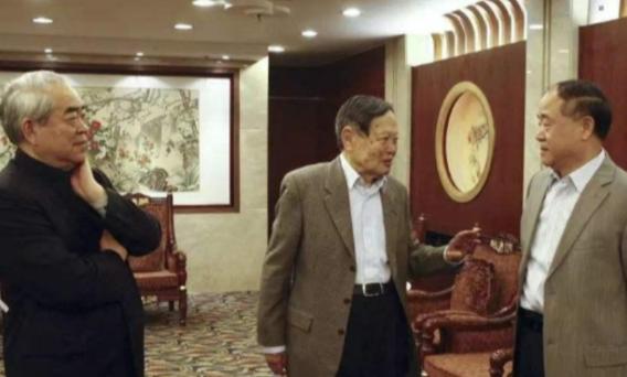 杨振宁当众挖苦莫言：虽然我们俩都获得了诺贝尔奖，但是，不同的是，你是农民的儿子，