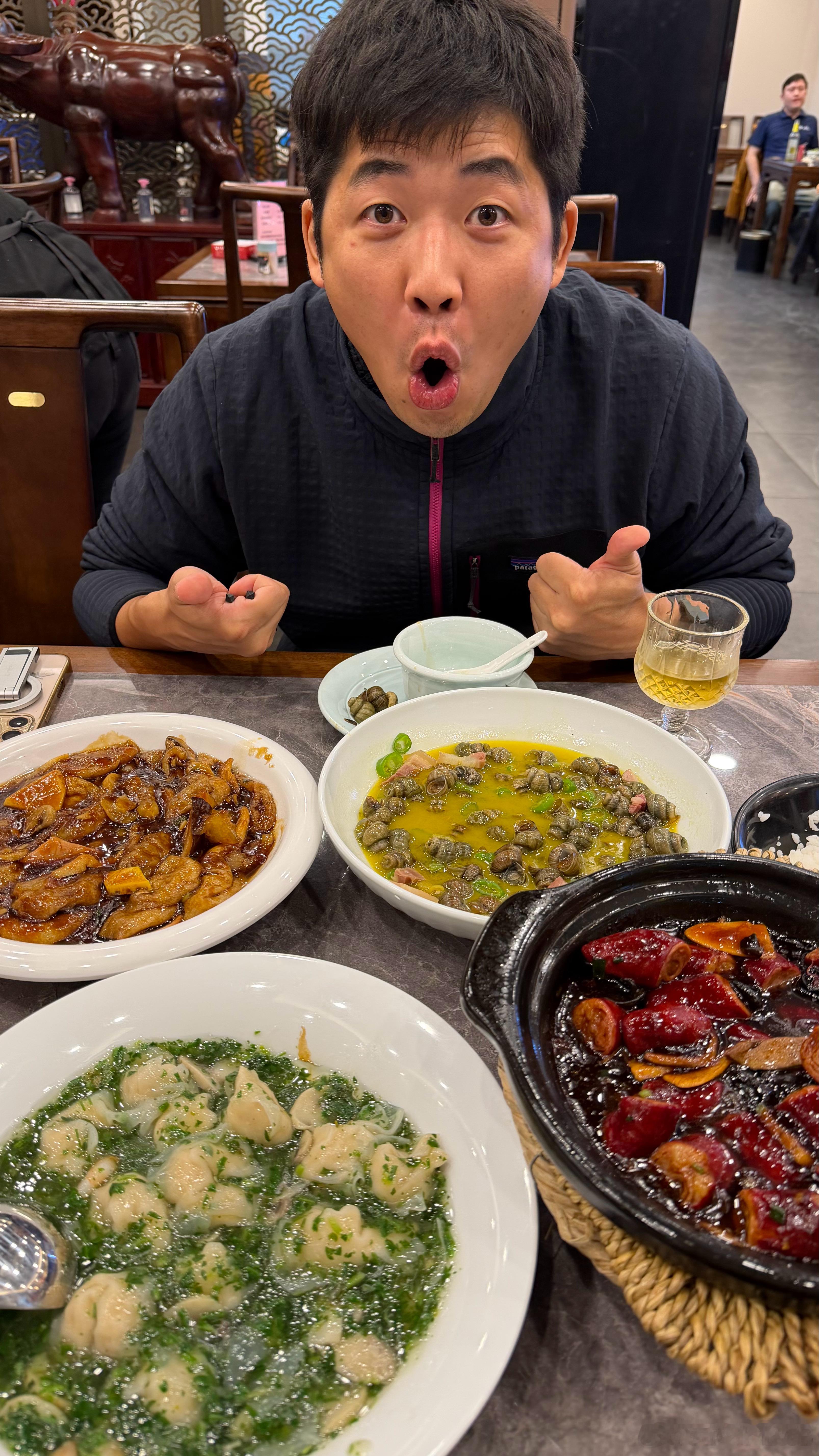 一度怀疑自己到了东北[捂脸哭]无锡份量这么大的吗？这几个菜100出头​​​