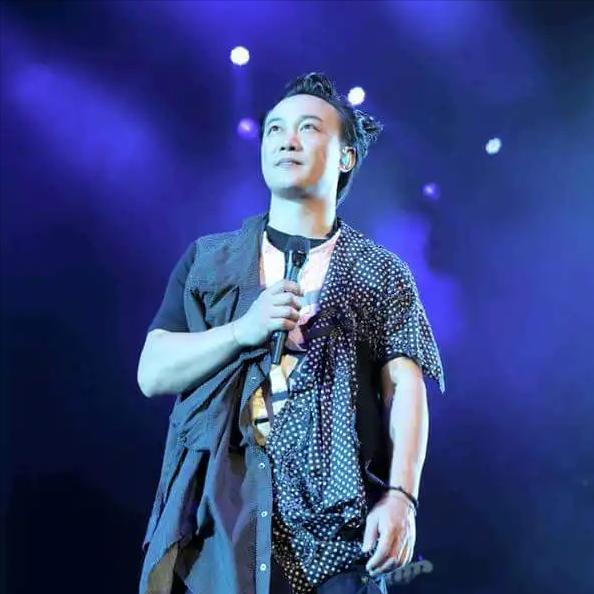 歌手陈奕迅，到北京开演唱会，吕长春来了，这是臧天朔的马仔，威胁陈奕迅说，这是谁的