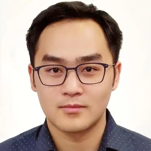 余家辉，年少展露过人数理天赋，未参加高考就被中科大少年班提前录取，赴UIUC攻读