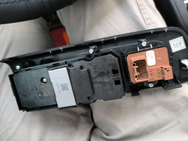 装一键自动升窗器把卡扣干断了停车总是忘记关窗户，于是搞了个升窗器，拆的时候特别