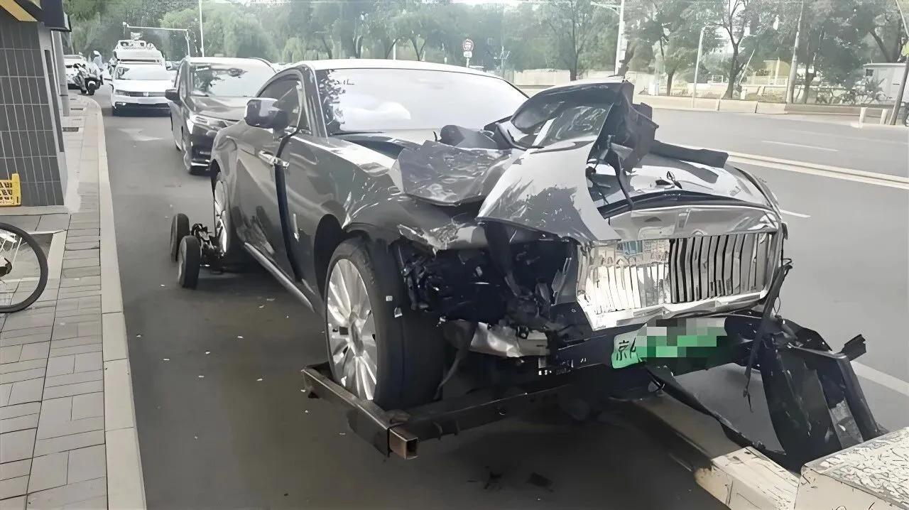 被撞烂的大劳卖了280万，陈震火速出手事故车，可算的上全身而退了。10月初发生的