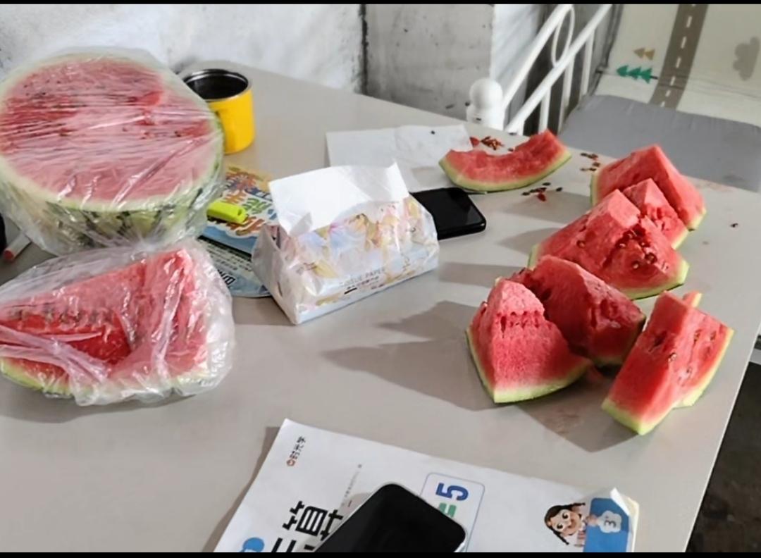 61岁的邻居婶婶丢下生活不能完全自理的老公，出去打工了，照顾一名老人，工资500