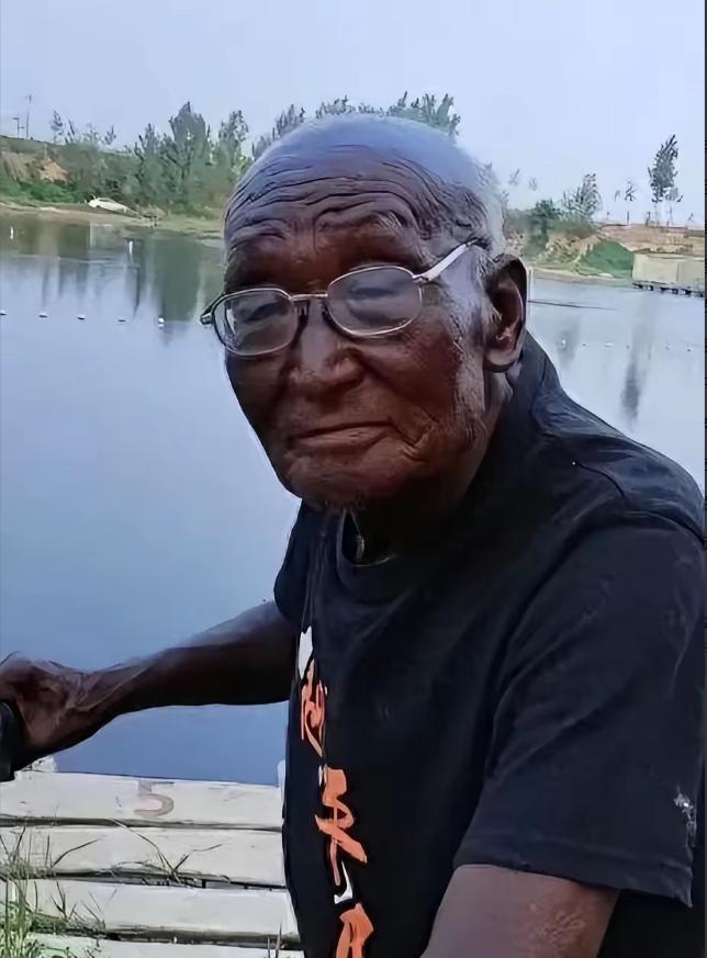 “河北“钓帝”安国勇，75岁，前几天走了。医生诊断是白肺。可熟悉他的人都说，他是