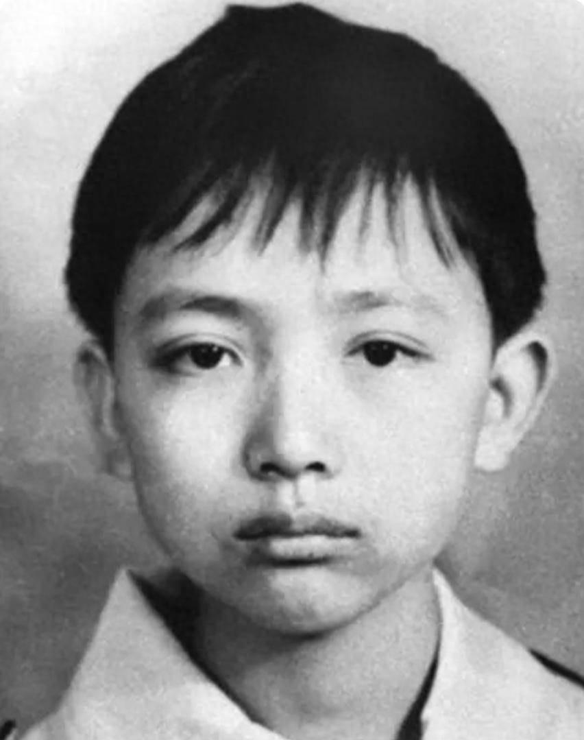 🌞1988年，14岁的小英雄赖宁因救火而壮烈牺牲，谁料后来不仅他的雕像被迁