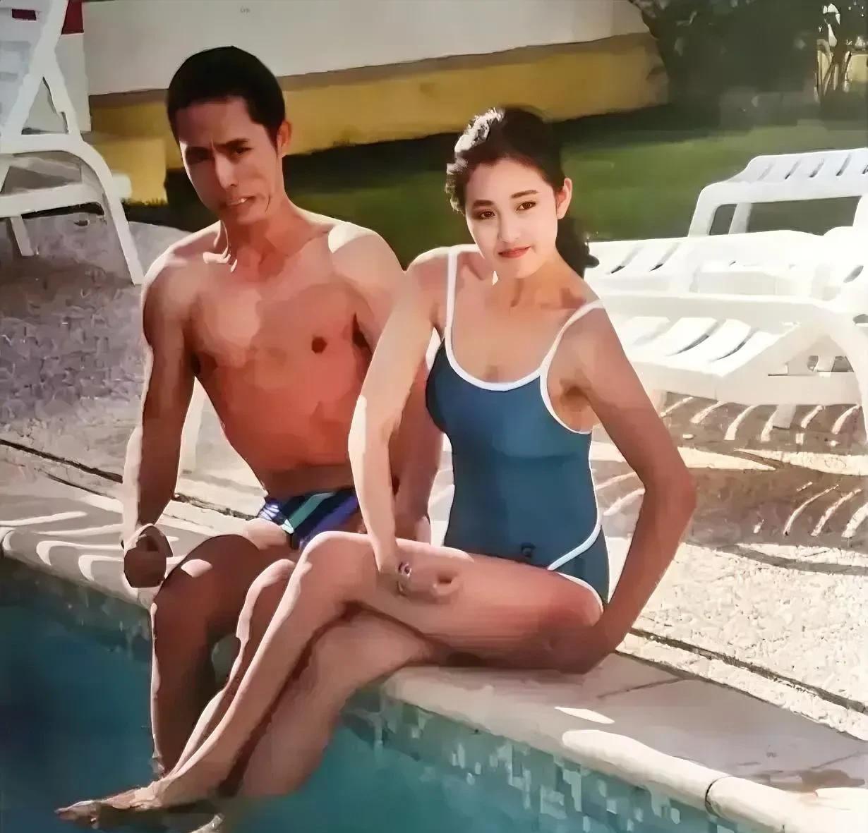 1988年，风流倜傥的张艺谋与美丽动人的巩俐在法国戛纳泳池游泳时留下的一张珍贵合