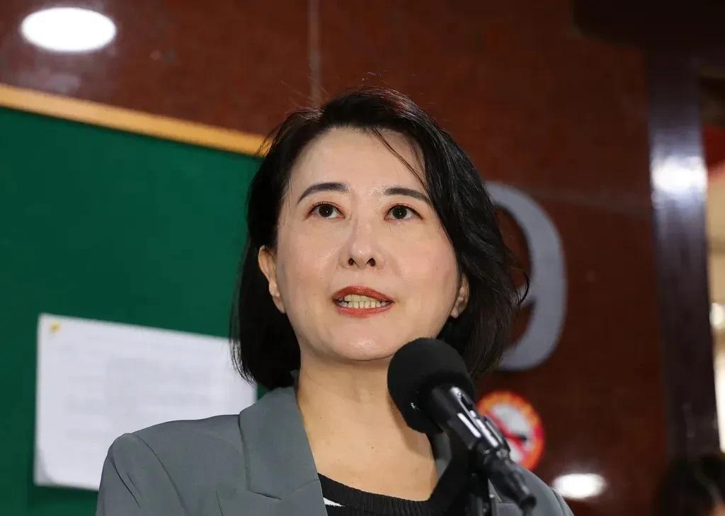 近日国民党立委王鸿薇竟大放厥词威胁说：“假如中国军机再不停止巡台，继续跨越海峡中