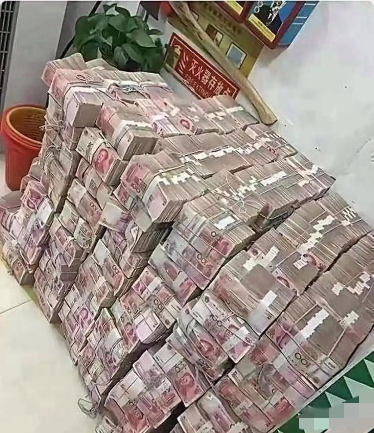 这么多现金闲置在家实在浪费，存进银行每年都能拿到不少利息。不少人疑惑有钱人为何不