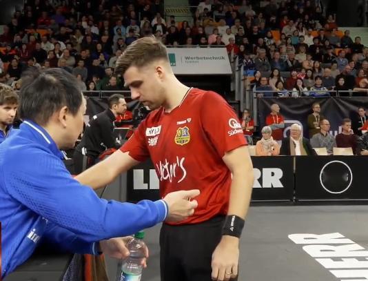 坏了，樊振东队友达科，今天被户上3:0零封了！两队上一次交手，是在德甲第