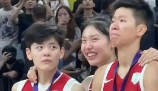 亚洲杯仅获季军，只有她表情轻松，手搭在黄思静和杨舒予的肩膀上露出笑容。中国女