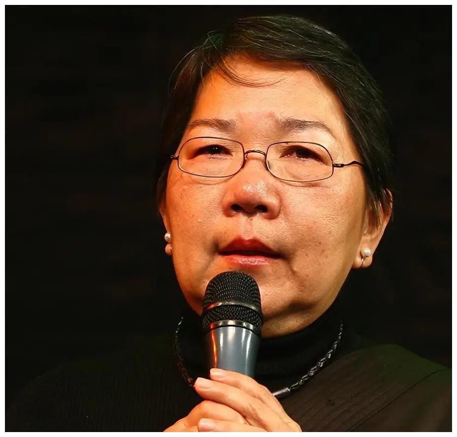 知名女诗人席慕蓉在南开大学演讲时抛出惊人言论：课本里的《愚公移山》太可怕，愚公为