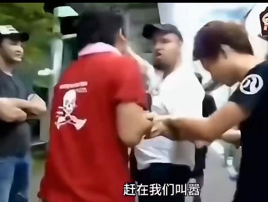 美国人对日本人说：你只是我们养的宠物美国游客在餐厅用餐时，发现饭里面有一根毛