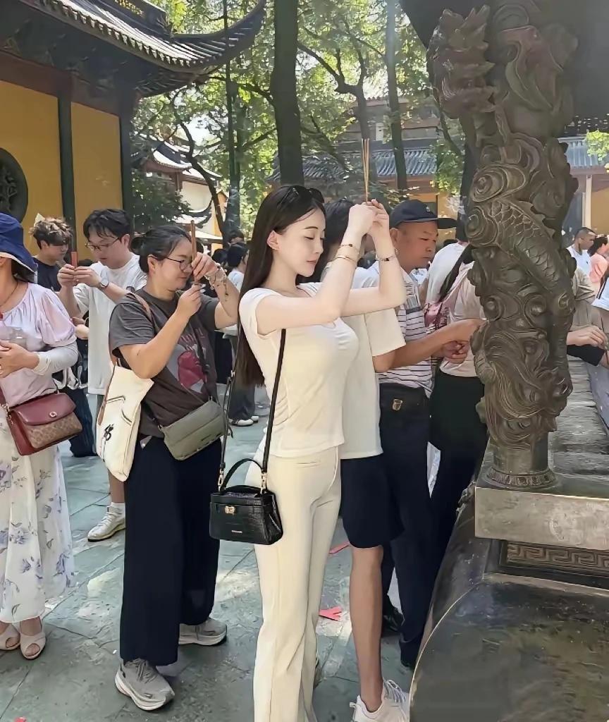 有钱人，又漂亮。你还在求啥。难不成想……