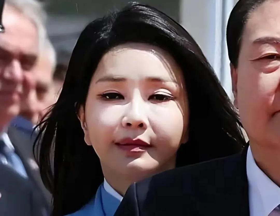第一夫人的悲凉，真的“具象化”了金建希的“没落”，似顺理成章，在她穿着8套不同