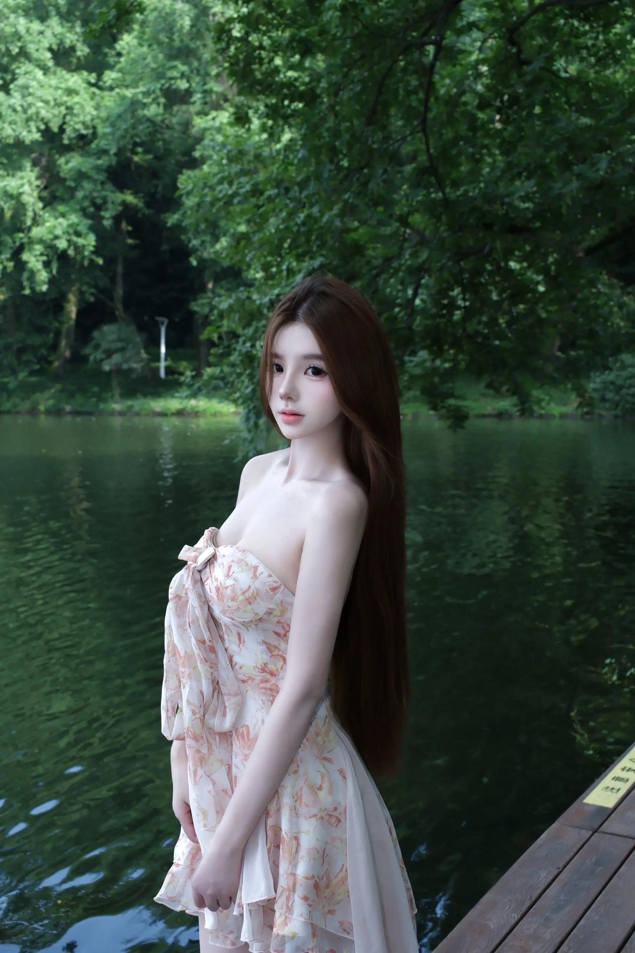 简单的碎花裙和披肩发，坐在大自然里显得格外动人。从骨子里透出来的清冷气质，配合着