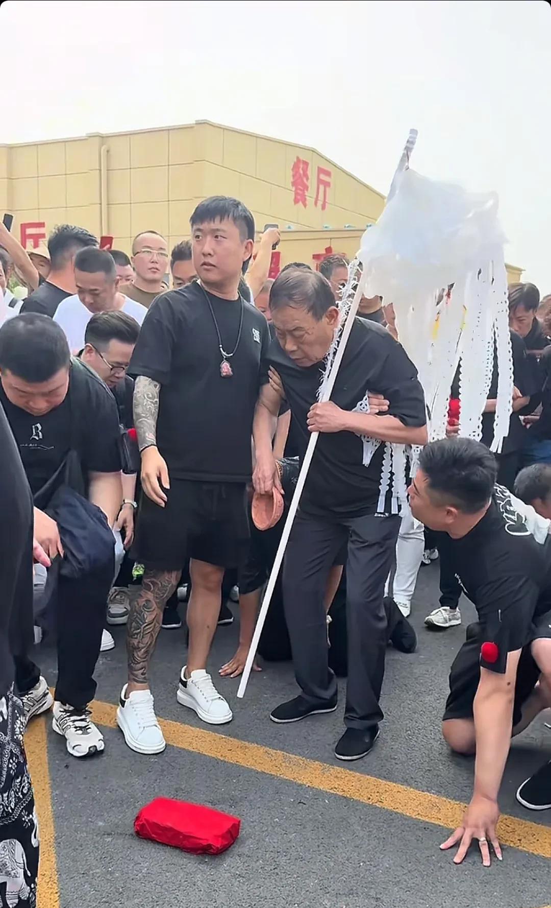 看了三天网友发的视频，杨少华去世，最伤心，难过，伤悲的就是长子杨威。扛幡摔碗的
