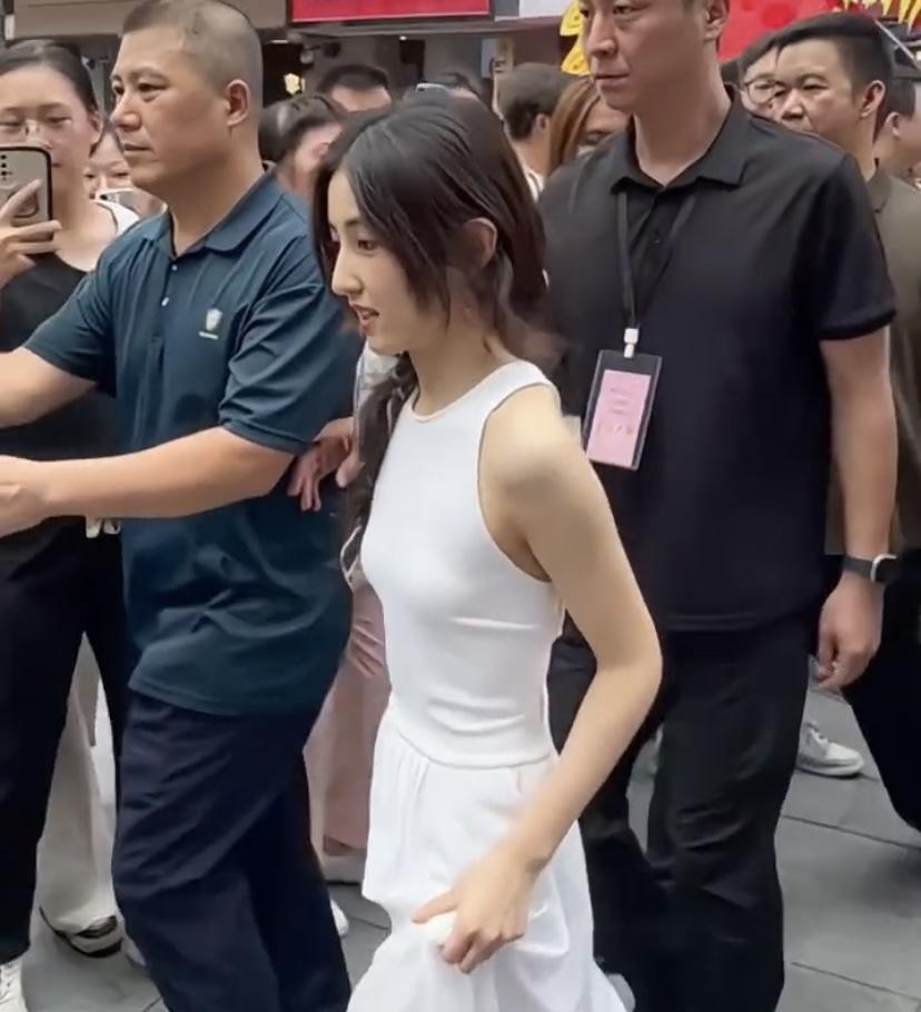 张子枫的线下活动总是让人眼前一亮。之前她在广州的活动，造型甜美到犯规。白色长裙
