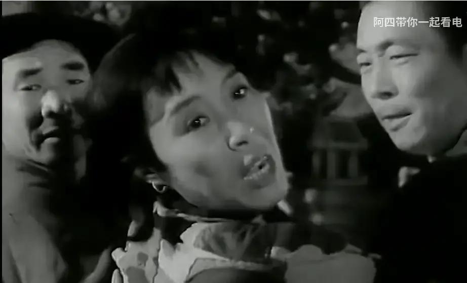 1937年，山东一个农民打死了地主家的鹰，法庭判决他：给鹰披麻戴孝，建坟立碑。