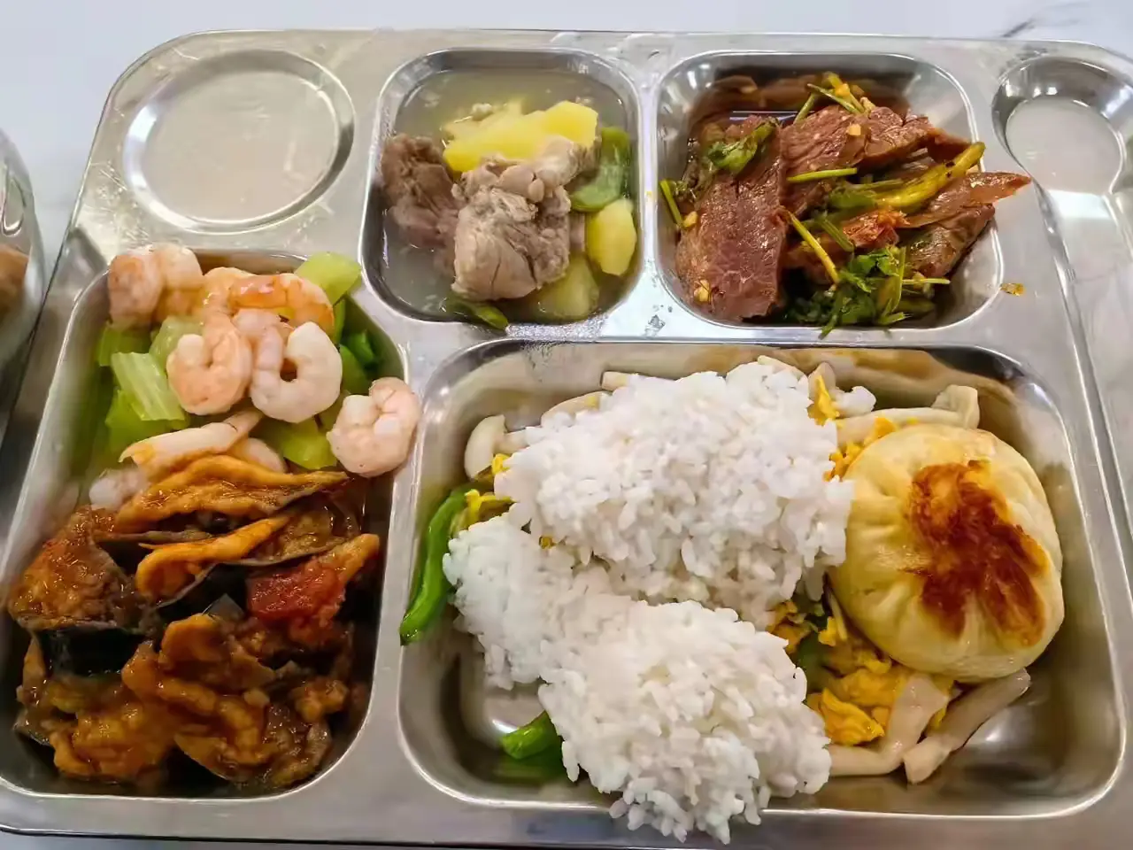 今天中午吃政府食堂，刷朋友的卡花了2.5美元，怎么样？