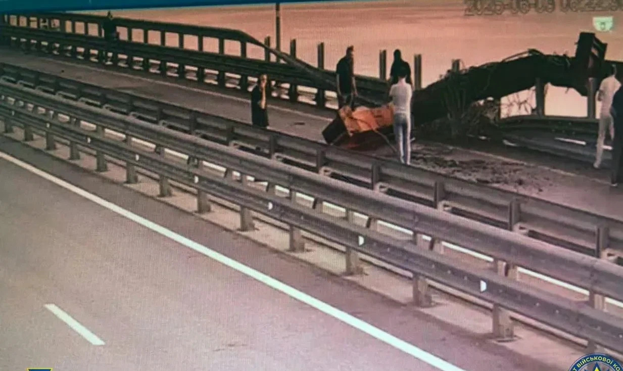 炸桥新招：水下爆破震动大桥真是活久见！乌克兰那边又搞了个