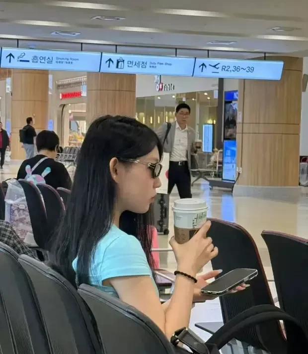 星二代机场变超模！小沈阳女儿墨镜一戴谁都不爱，网友：比爹有范儿！机场偶遇星二代