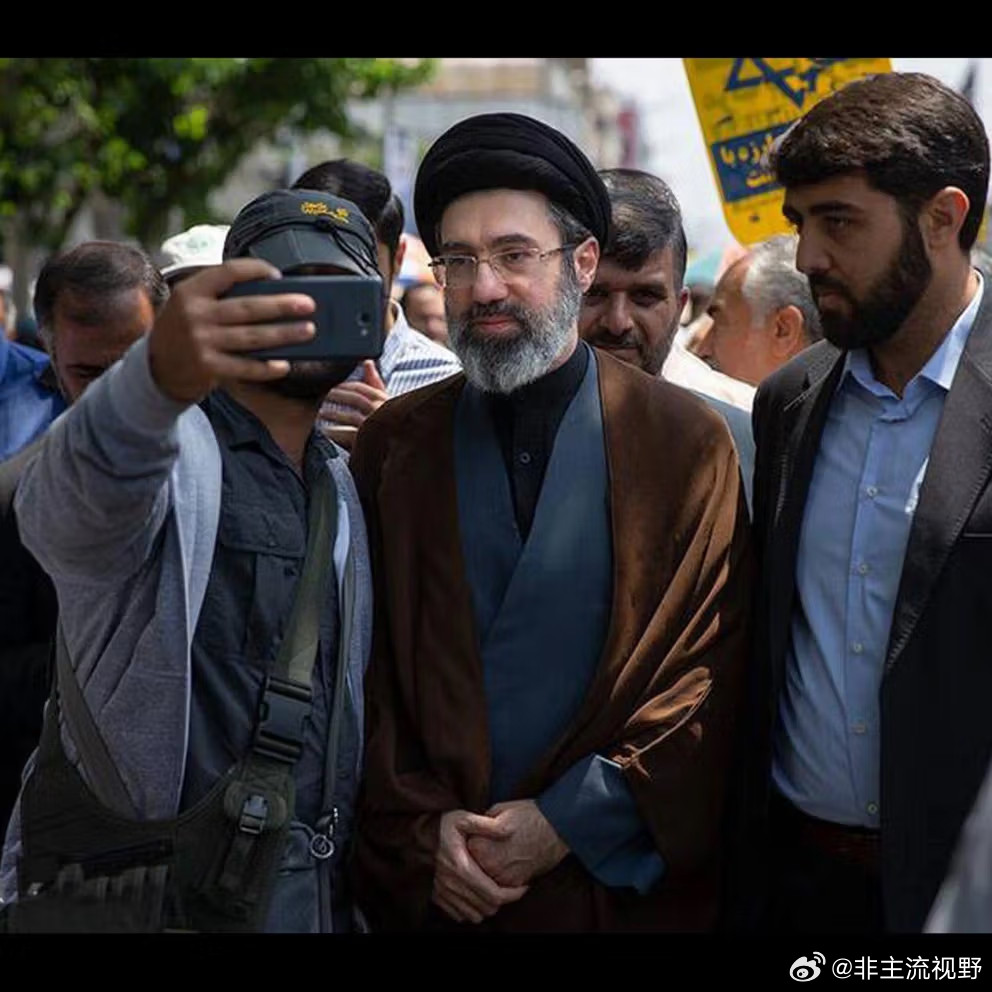 阿里·哈梅内伊被消灭之后，他的儿子穆杰塔巴·哈梅内伊浮出水面，大概率他已经成为继