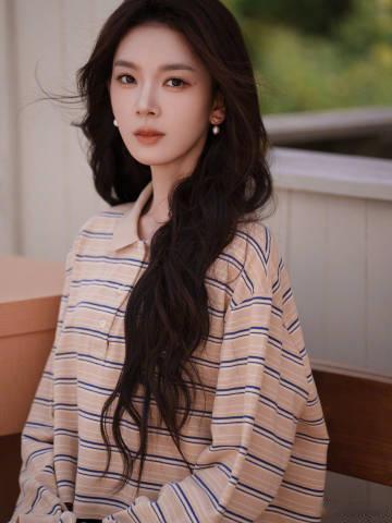 陈瑶告别七月polg陈瑶还是那么美挥别盛夏七月，陈瑶眉眼温柔依旧动人