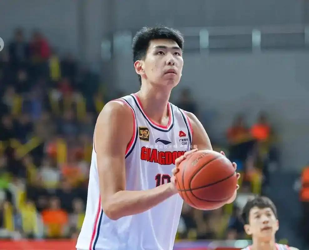 徐昕可能是中国男篮近期最让人心疼的年轻球员之一。身高2米26，经历了四年广东男篮