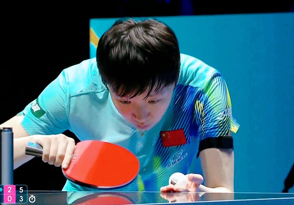 刘国正说：王曼昱太聪明了，经过半局就完全摸透了阿库拉的颗粒旋转。第一局上半局