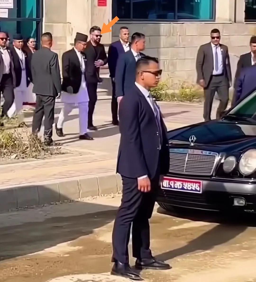 尼泊尔总理戴墨镜出行。