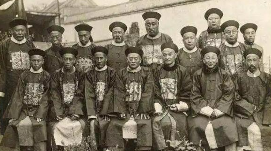 清政府当年为什么拒绝工业化？满清政府当年有个死穴，始终无法解决：中国强大了，那就