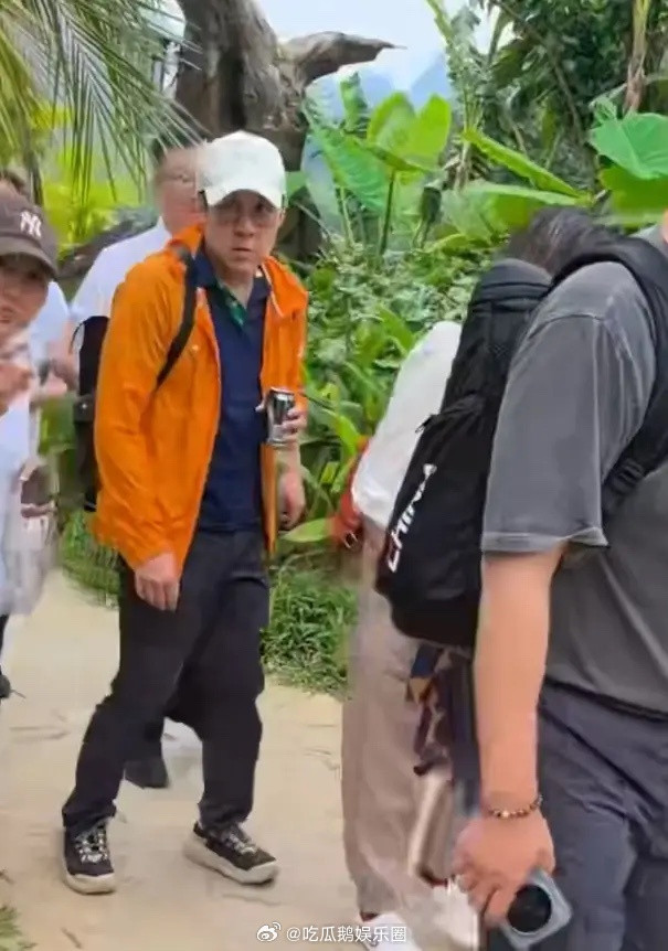 霍启刚带仨娃游广西，11岁长子抱7岁妹妹走路，9岁霍中妍像朱玲玲！