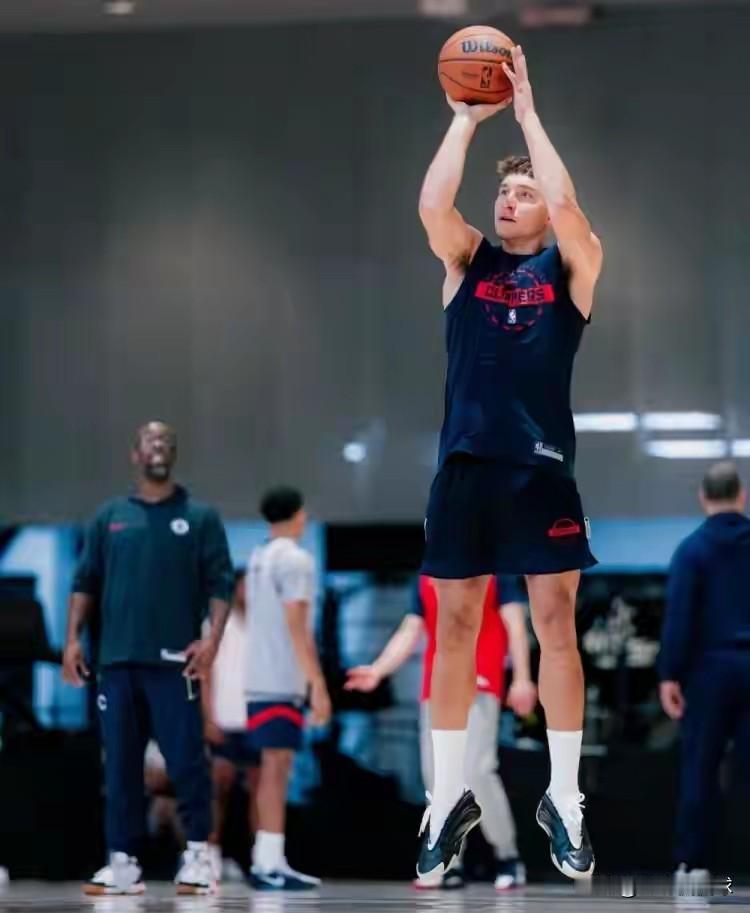 下面是一条关于快船神射手博格丹诺维奇的喜讯！明天快船将会在客场挑战实力不俗的太阳