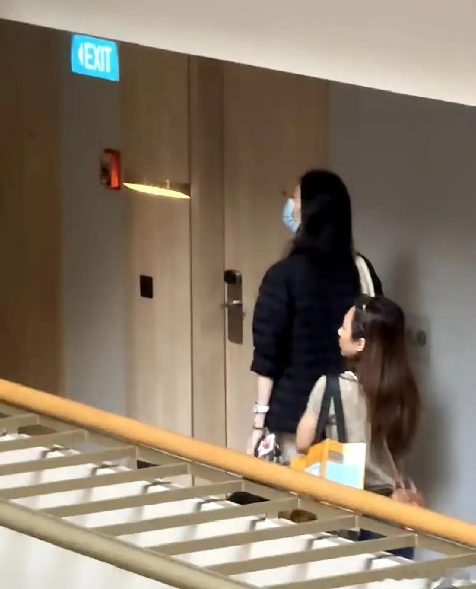 38岁奚梦瑶在新加坡一间酒店坐电梯被偶遇，她打扮休闲又分不清季节变化，她上身穿着
