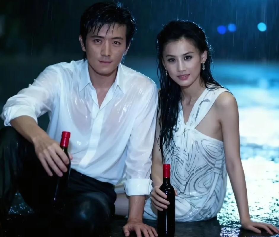 杨子P了一段跟黄圣依雨中喝酒的视频，他把自己的脸弄的太好看了！有点像谢霆锋。太不