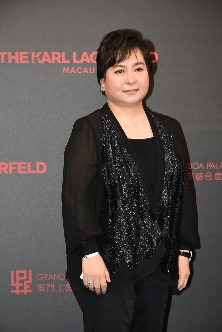 赌王二房三女儿何超蕸突然离世，享年59岁，由何超琼、何超凤、何超仪、何猷龙联名发