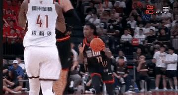 贺希宁超神了，不愧是新晋MVP！全场砍下32分3板5助，三分球8中4，目前是季