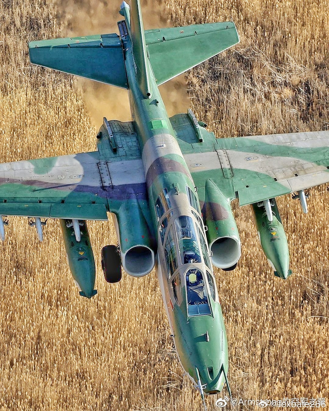 su-25自带自拍杆。。。